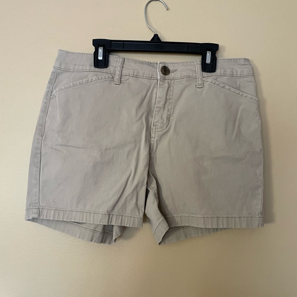 Khaki 5’ in shorts